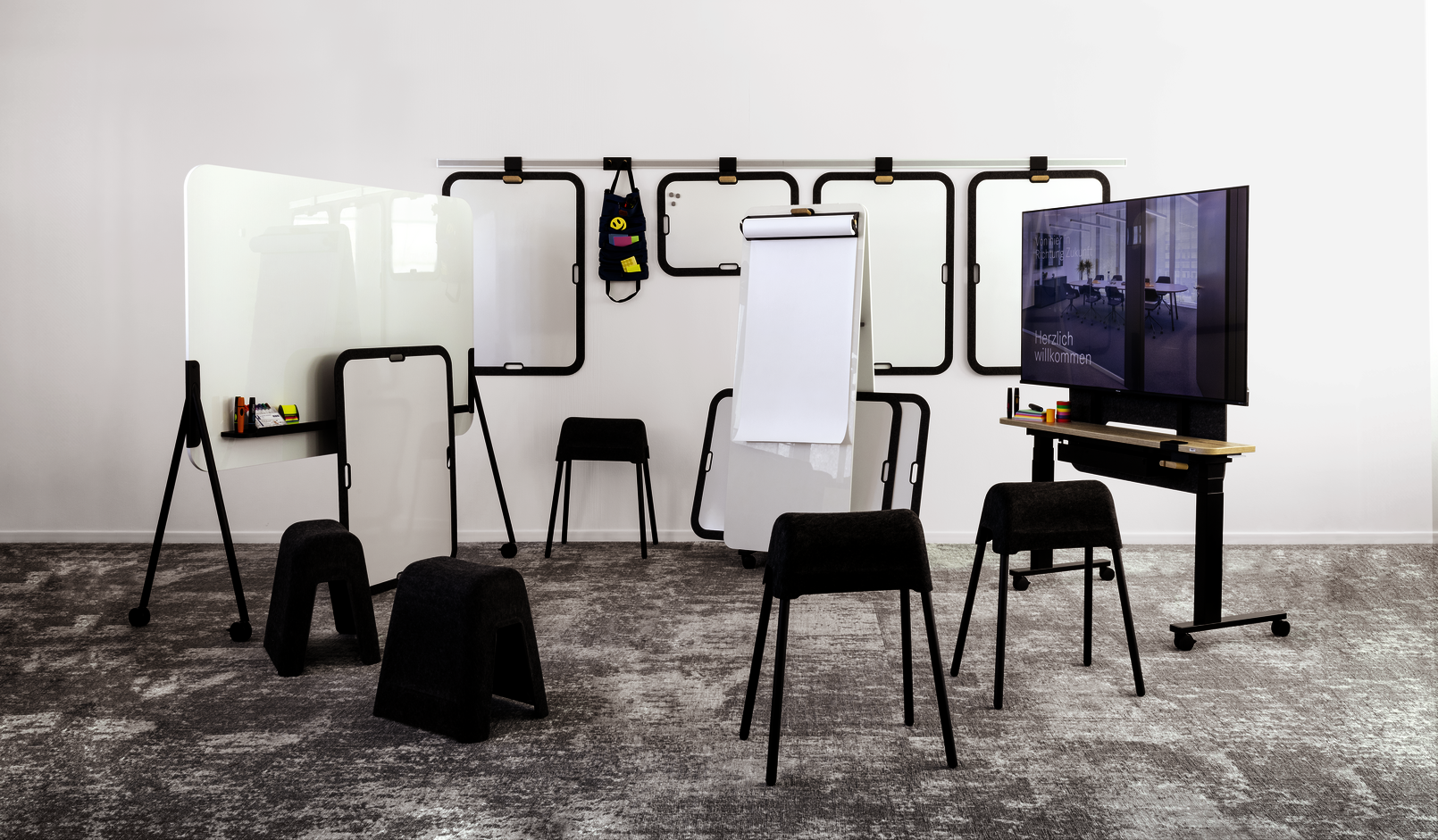 Workshop@WINI: Die WINEA FLEX UP Workshopmöbel mit Stehhocker, Hocker, TV-Mobil, Staffelei, Whiteboards, Halterungen und Funktionsschien sowie Whiteboardmobil.