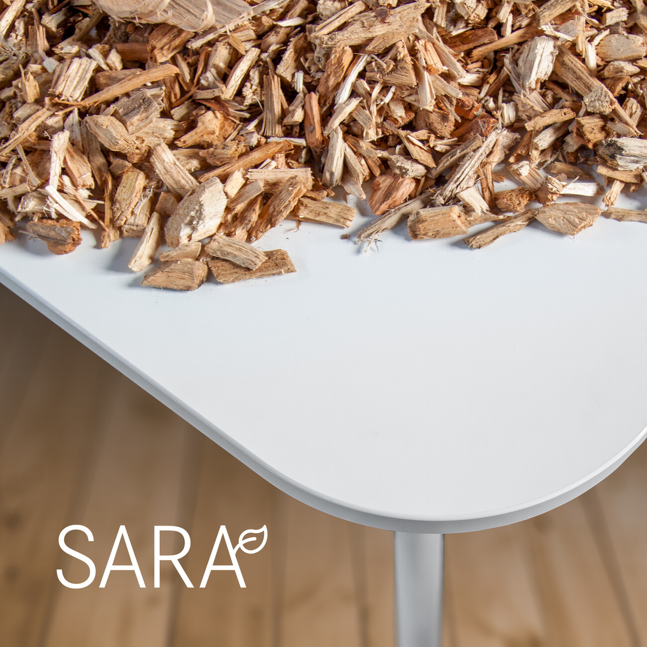 Für SARA wird Altholz (klassifiziert nach EAV (Europäischer Abfallkatalog) wie z. B. alte Möbel, Paletten, Bauholz, etc.) zerspant und zu neuen, hochwertigen Möbelbauplatten verarbeitet. Anhaftende Materialien, wie zum Beispiel Glas, Stahl oder Aluminium, werden im Aufarbeitungsprozess sortenrein getrennt und dem Recycling zugeführt. Tischplatten und Schränke werden so am Ende ihrer Gebrauchsdauer wieder zum Rohstoff neuer Büromöbel. Mit der SARA Platte in den WINI Möbeln wird die Kohlenstoffbindung im Material um Jahre bis Jahrzehnte verlängert.
